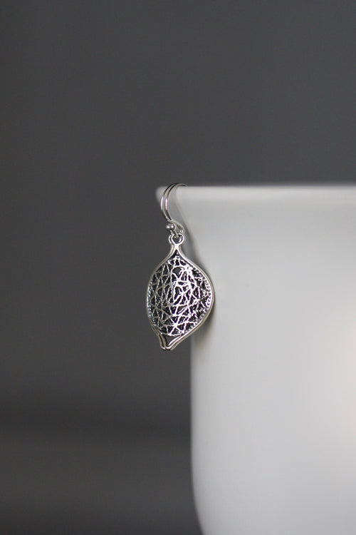 Leaf-shaped silver filigree dangle earring with hook back